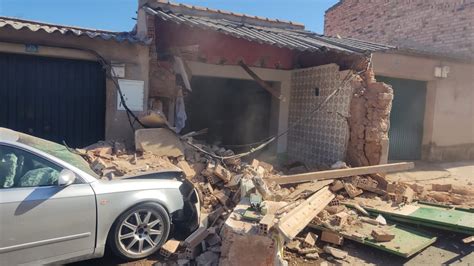 Un Coche Se Empotra Contra Una Cochera