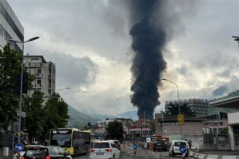 Incendio Allalpitronic Di Bolzano Le Foto Del Rogo Corriereit