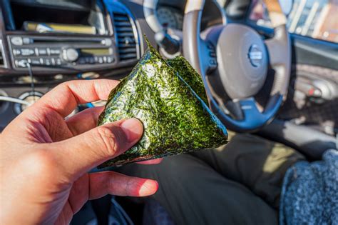 おにぎりやパンを食べながら運転も「ながら運転」になる？うっかり罰金の恐れはあるのか Moby モビー