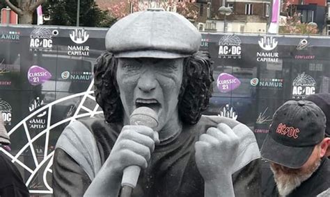 Statue Av Brian Johnson Avduket I Byen Der Han Spilt Sin Aller F Rste