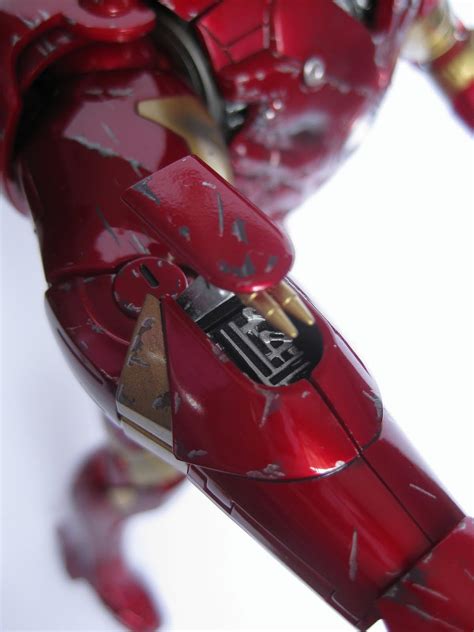 DeSMOnd Collection Hot Toys Iron Man Mark III In Battle Damaged Version Pt 3