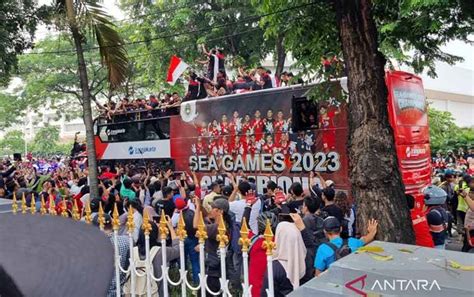 Timnas Sepak Bola Indonesia Pimpin Arak Arak Emas Sea Games