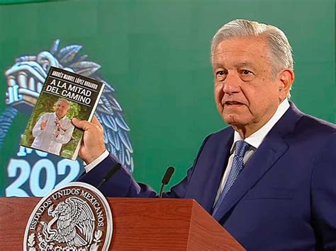 Recomienda López Obrador a adversarios su libro A la mitad del camino