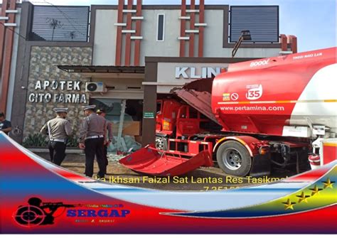 Truk Tangki Pertamina Hilang Kendali Tabrak Klinik Dan Apotek Di