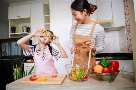 Comida Saludable En Casa Familia Feliz En La Cocina Madre E Hija