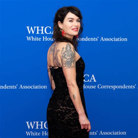 Lena Headey Wearing Cast After Suffering Foot Injury Mytalk