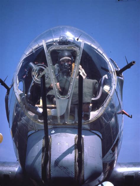Бомбардир в носовом отсеке американского бомбардировщика B-17G в ...