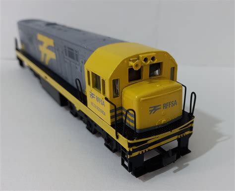 Serviço de pintura locomotiva Rffsa fase 2 Models Ferrovia Brasil