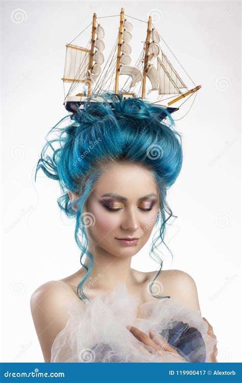 Ragazza Sensuale Con Le Spalle Nude E La St Blu Dipinta Dei Capelli Immagine Stock Immagine Di