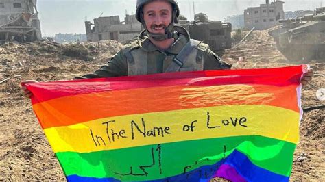 Israël Un Soldat Israélien Arbore Le Drapeau Gay En Plein Gaza i24NEWS