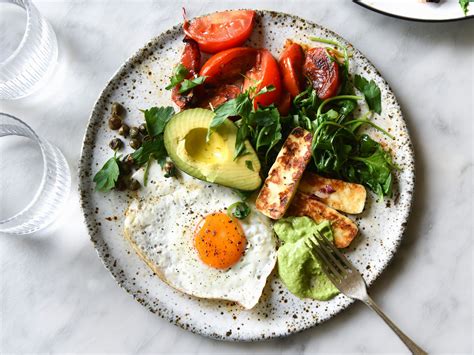 Hearty breakfast with fried egg, avocado and tomatoes recipe | Eat Smarter USA