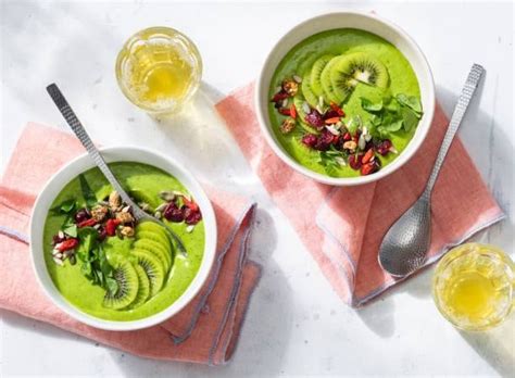 Koolhydraatarm Ontbijt Smoothie Bowl Met Spinazie Avocado En Kiwi