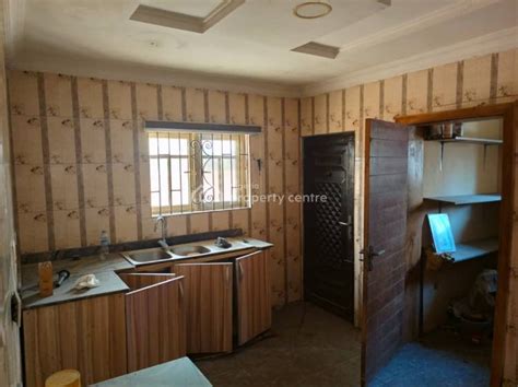 For Sale Bedrooms Bungalow With Units Of Room And Parlour