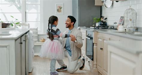 Baile De Ballet Y Padre Con Hija Abrazándose En La Cocina Para Apoyar