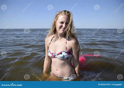 Ragazza Bionda In Un Bikini Che Sta Nell Acqua Di Mare Bella Giovane Donna In Un Bikini