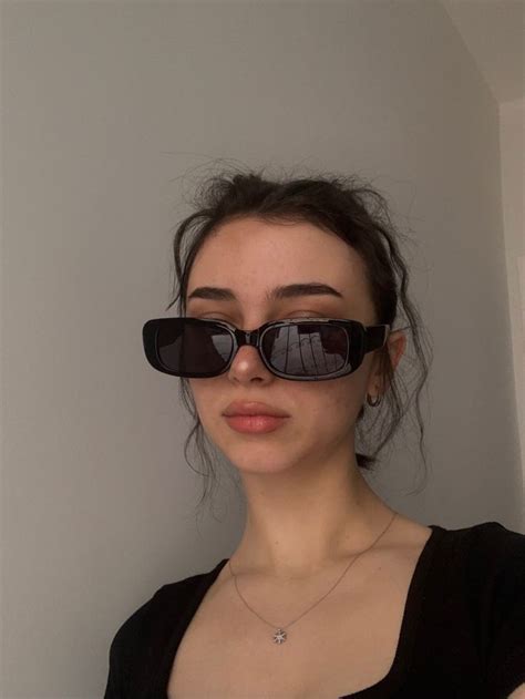 T Rex Adlı Kullanıcının Glasses Gurl Panosundaki Pin 90lar Modelleri Fotoğraf Kopya Kağıdı