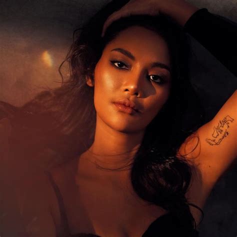 6 Potret Erika Carlina Artis Yang Didekati Charlie Puth Lewat DM Hot Liputan6