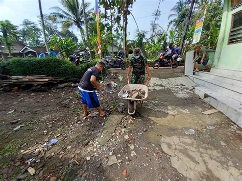 Pembersihan Sisa Sisa Material Bangunan Musholla Al Huda