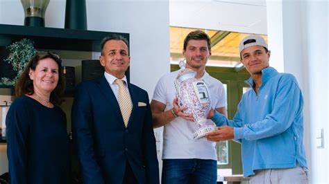 Con Cuidado Lando Norris Entrega A Max Verstappen Un Nuevo Trofeo Del