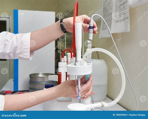 Onderzoek Van Biologisch Materiaal in Biochemisch Laboratorium Stock ...