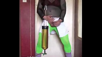 travesti ama el sabor de la orina y el semen juntos sin importar quién esté mirando XVIDEOS