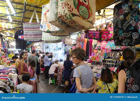 Winkelaars Doorbladeren De Verschillende Winkels Op De Markt Van