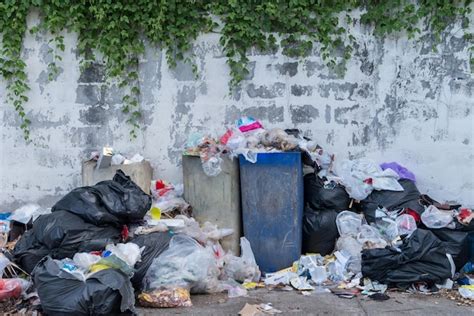 Los Contenedores De Basura Est N Llenos De Basura Por La Noche Foto