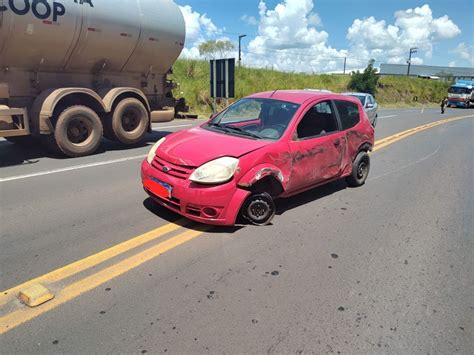 Motorista Perde O Controle Do Ve Culo E Colide Em Rodado De Carreta Na