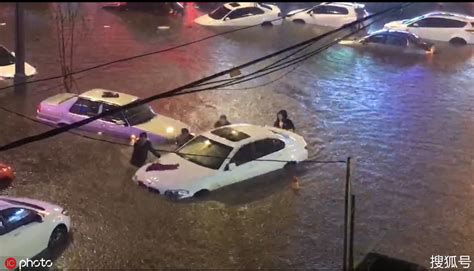 长春遭遇大暴雨内涝严重，私家车被淹，小区被泡 搜狐大视野 搜狐新闻