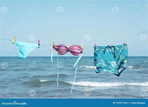 Bikini En Zwembroek Op Een Waslijn Stock Afbeelding Image Of Bestemming Oceaan