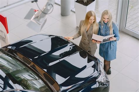 Se Oras En Un Sal N De Autos Mujer Comprando El Coche Mujer Elegante