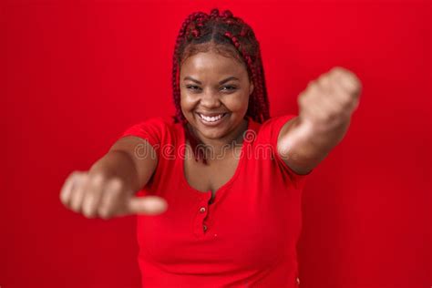 Mujer Afroamericana Con El Pelo Trenzado Sobre Fondo Rojo Aprobando