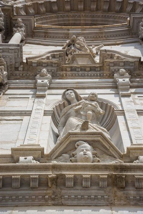 Escultura En La Fachada De La Catedral Del Templo En La Plaza De Imagen