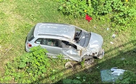 Camioneta termina al fondo de un barranco después de ser impactada por