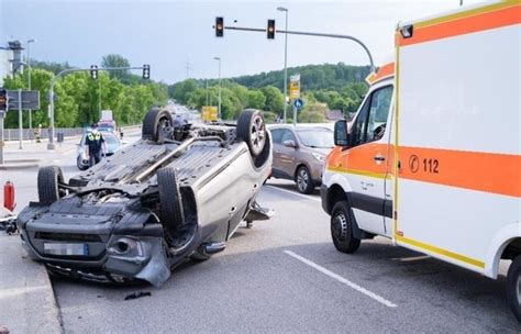 Auto überschlägt sich an Franz Josef Strauß Brücke Drei Verletzte