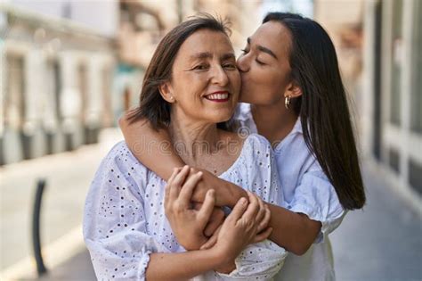 Dos Mujeres Madre E Hija Abraz Ndose Bes Ndose En La Calle Foto De