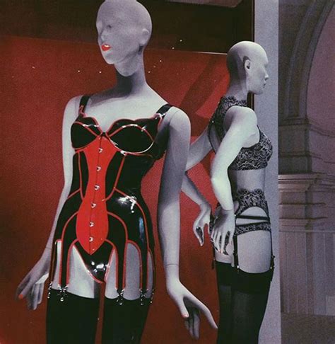 A Hist Ria Da Lingerie Exposta Em Londres Lilian Pacce
