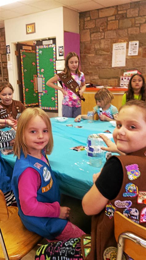 Fleetwood Brownies Mentor To Daisy Troop 11099 During Fun Girl Scout