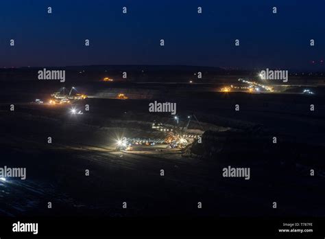 Schaufelradbagger Bei Braunkohlebergbau Garzweiler Bei Nacht Fotos Und