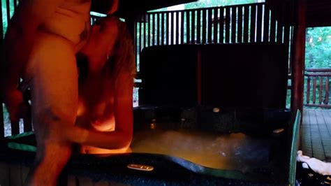 Hard Passionate Strapon Pegging Fucking and Deep Throat Cock Sucking in hot tub Vídeos