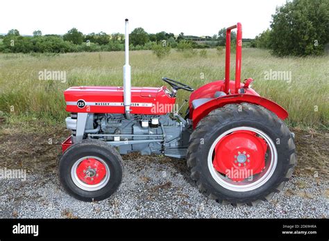 Old Massey Ferguson 135 Tractor Fotos E Imágenes De Stock Alamy