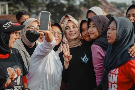 Atikoh Ganjar Senam Bareng Emak Emak Di Banten Pilar ID