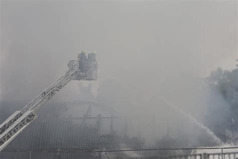 Foto Oblak Crnog Dima Nad Krugama Velik Broj Vatrogasaca Iza Ao Na