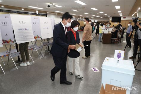 사전투표하는 허향진 국민의힘 제주도지사 후보