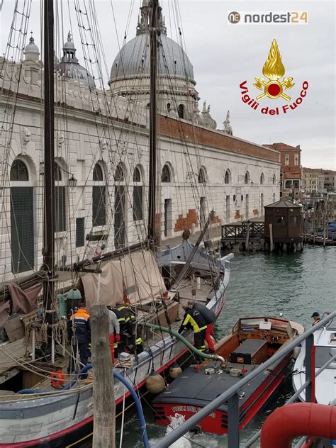 Storica Imbarcazione Imbarca Acqua In Canal Grande Intervento Dei