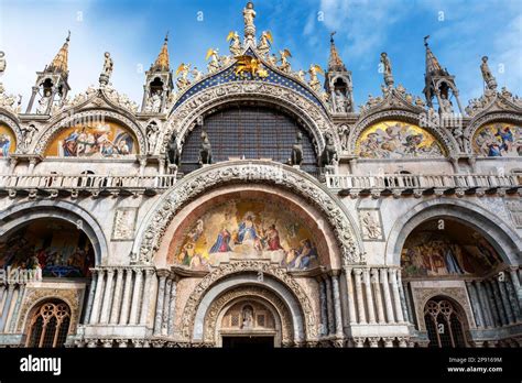 Detail of facade of Basilica di San Marco (St. Mark's Basilica) Piazza ...