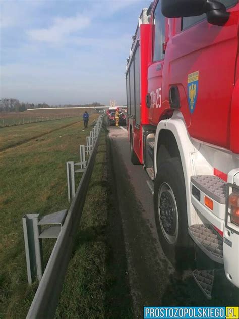 Wypadek Na Autostradzie A Samoch D Uderzy W Bariery Zdj Cia