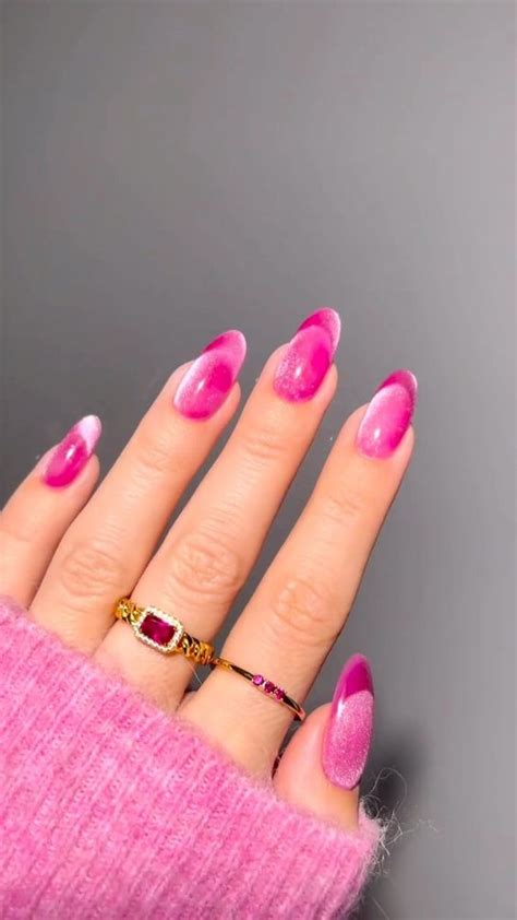 Diseños de uñas fucsia Manicura 2024 Muy Trendy