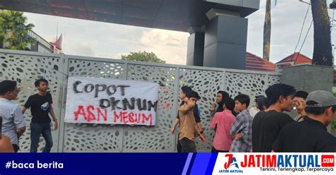 Geruduk Kantor Pj Gubernur Sumsel Massa Aksi Minta Copot Sekda Muba