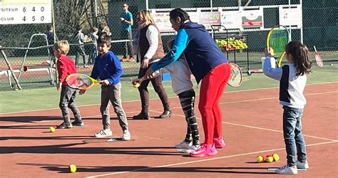 Saint Romain de Jalionas Les écoliers du primaire découvrent le tennis